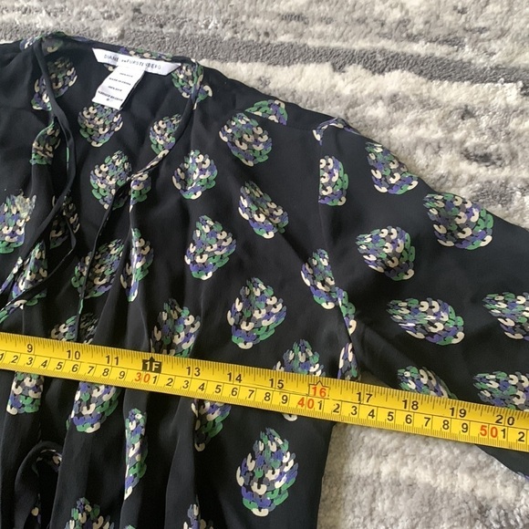 Diane Von Furstenburg Blouse Black Nova Long Sleeve Silk Wrap size 0 career - Picture 8 of 12